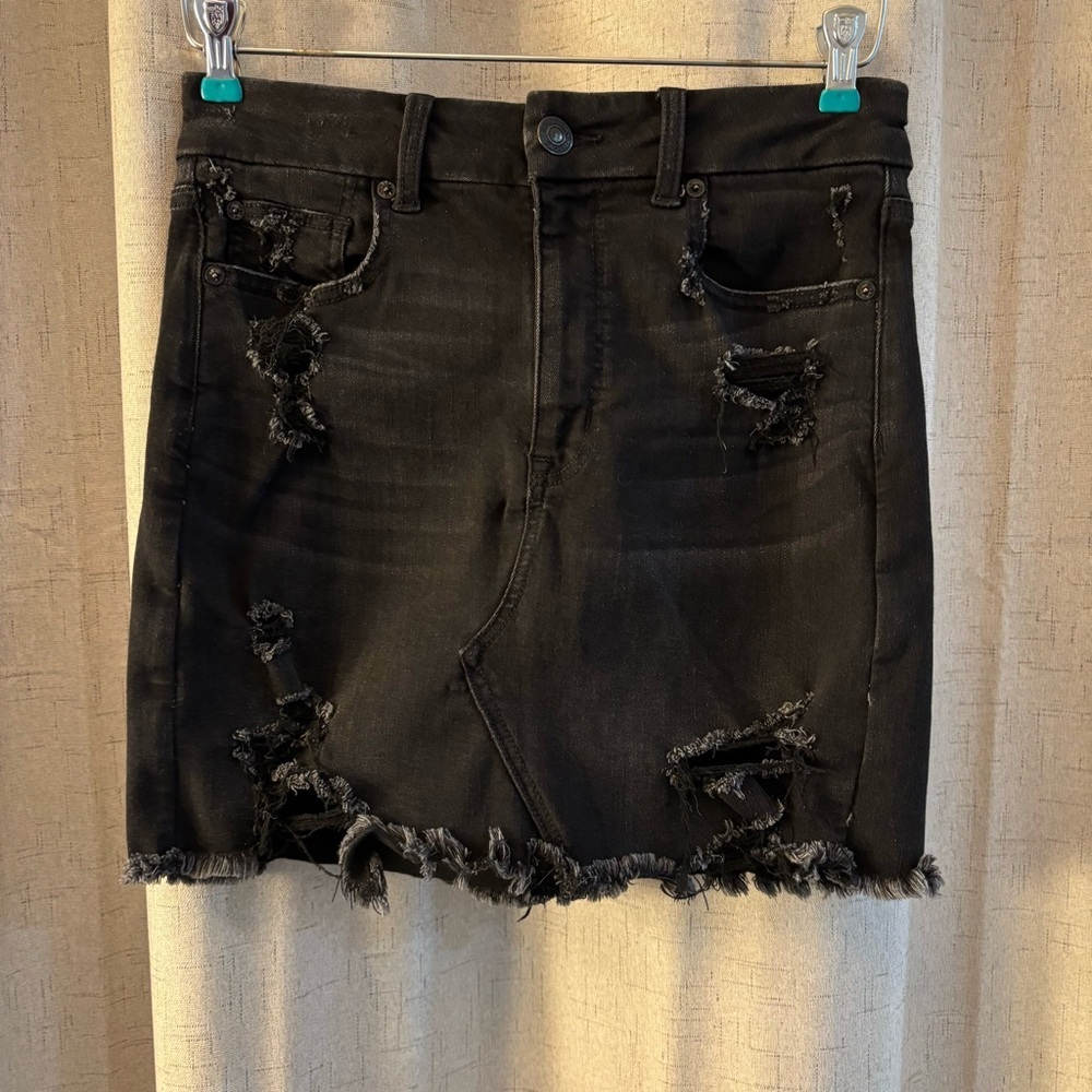 Women's American Eagle Black Jean Skirt Size 6. Distressed Mini. 5 pockets.